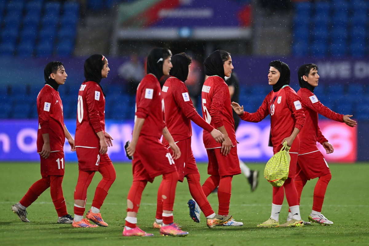 Seleção feminina do Irã retorna ao país após reviravoltas