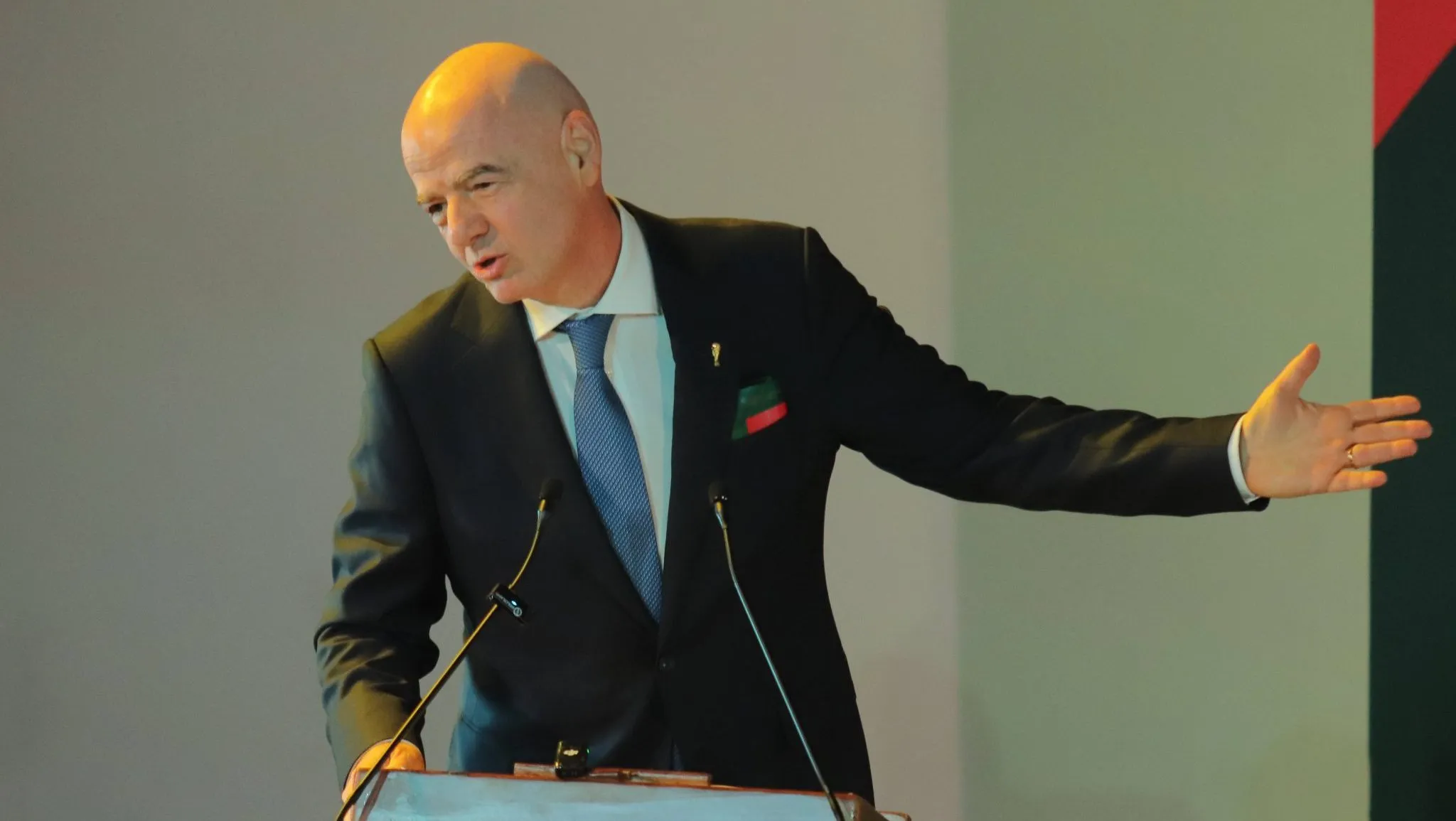 Infantino se defende de polêmica de ingressos na Copa; receita pode chegar a R$ 200 bi