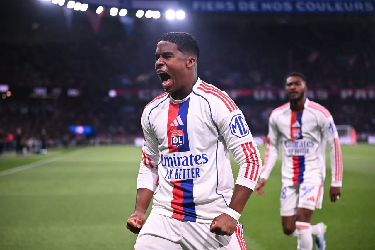 Endrick destrói o PSG, abre disputa na Ligue 1 e aumenta marca impressionante no Lyon