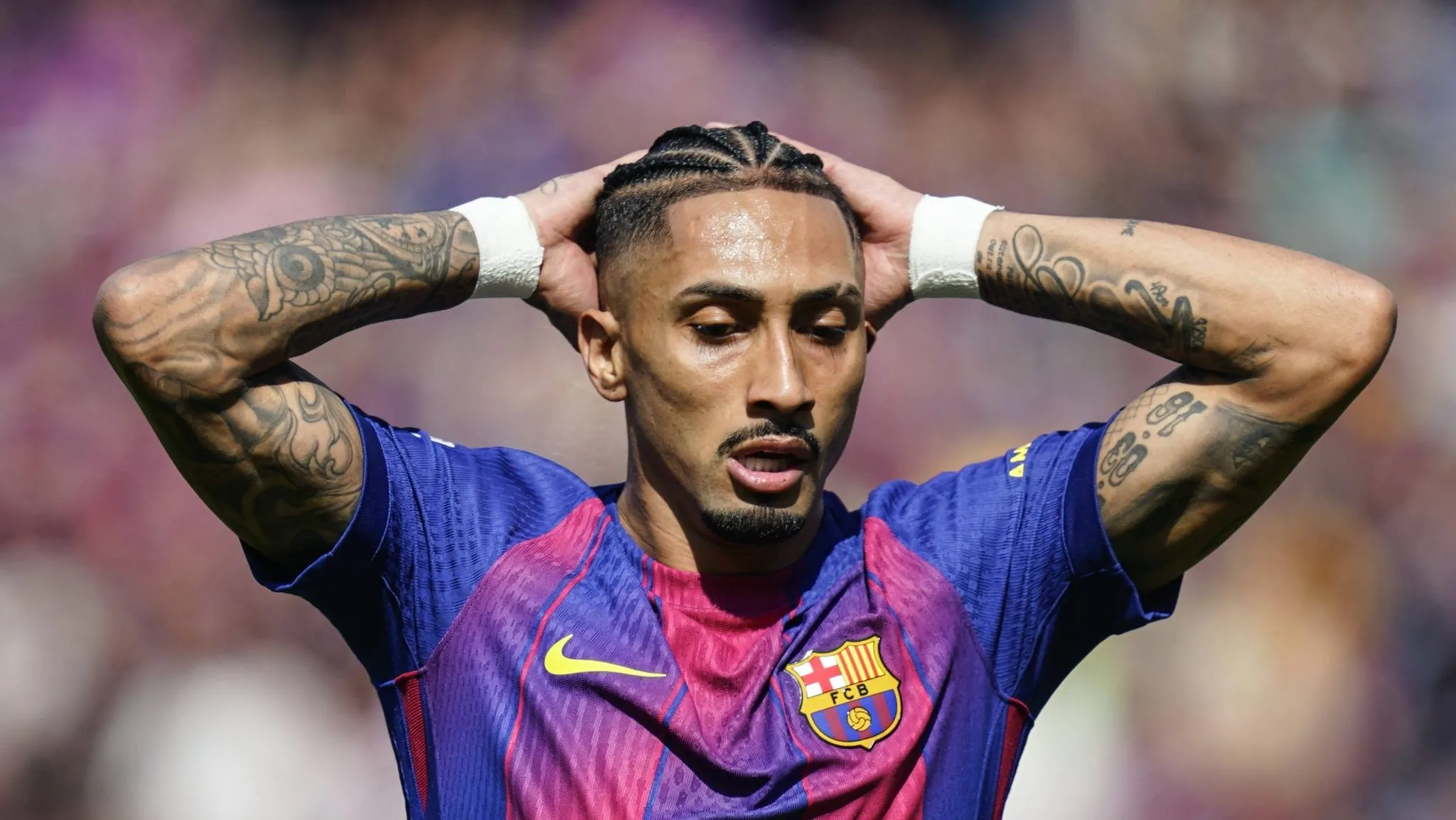 O que faz Raphinha cogitar uma saída do Barcelona mesmo sem conflitos internos?