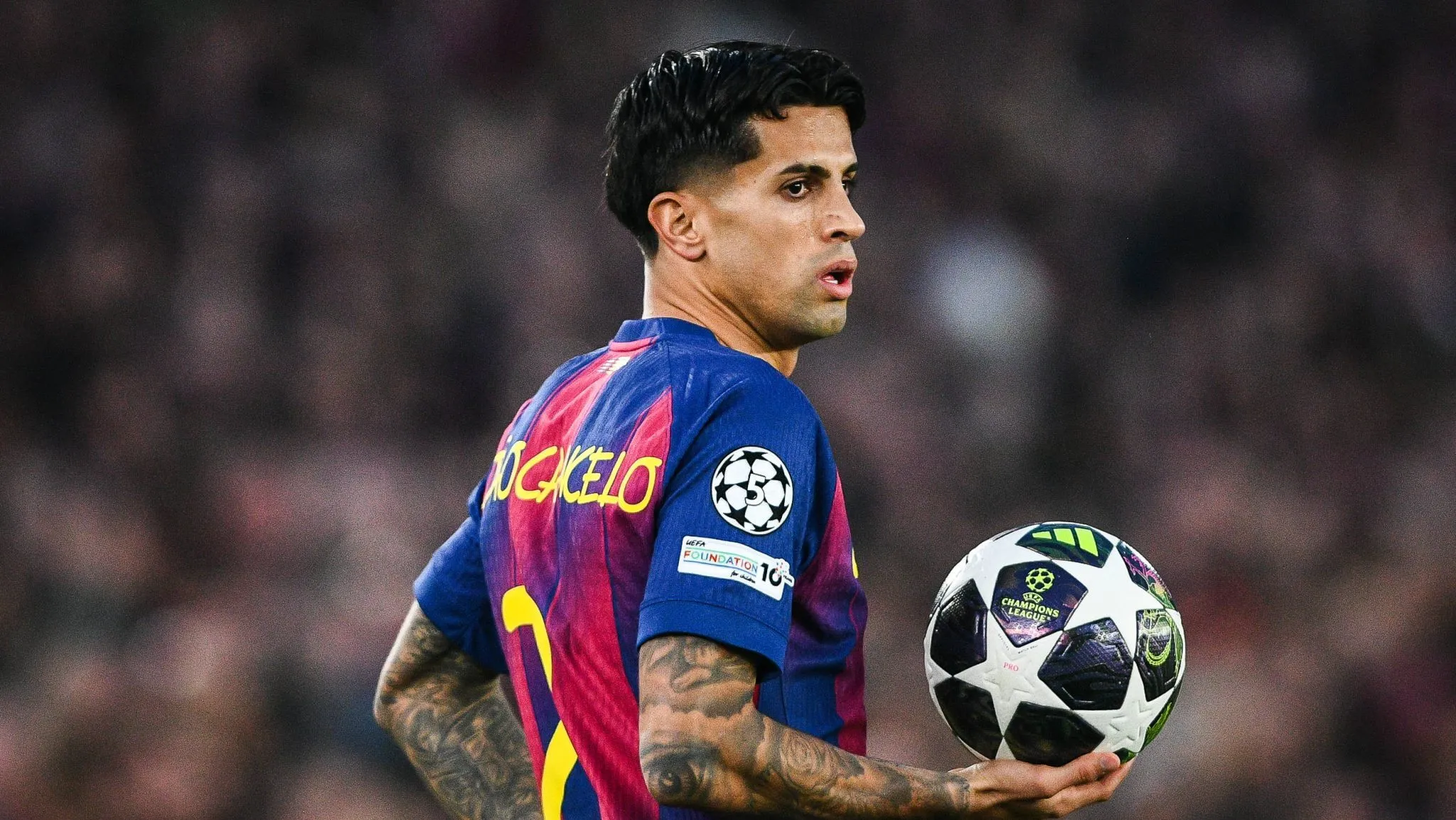 Barcelona mira lateral brasileiro como alternativa a João Cancelo