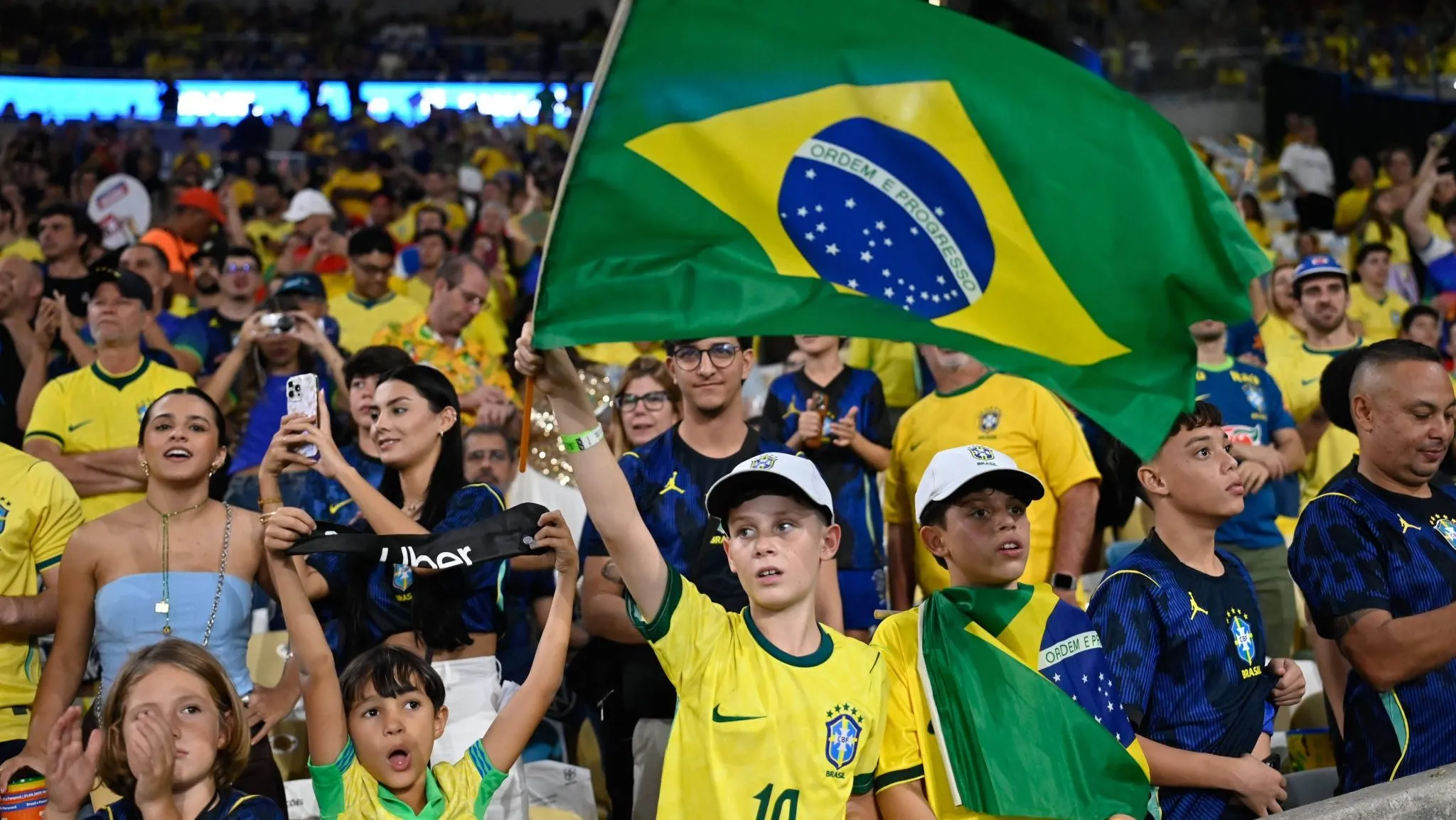 Entre aplausos, gritos por Neymar e vaias pontuais, Maracanã abraça Seleção antes da Copa