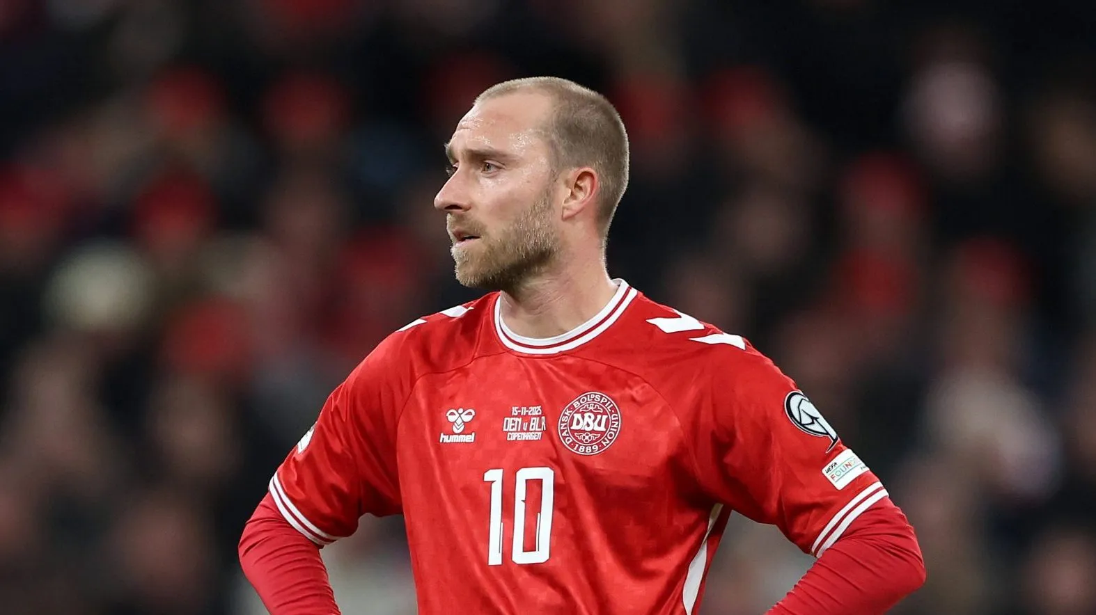 Eriksen volta a desmaiar cinco anos após parada cardíaca, mas deixa campo andando