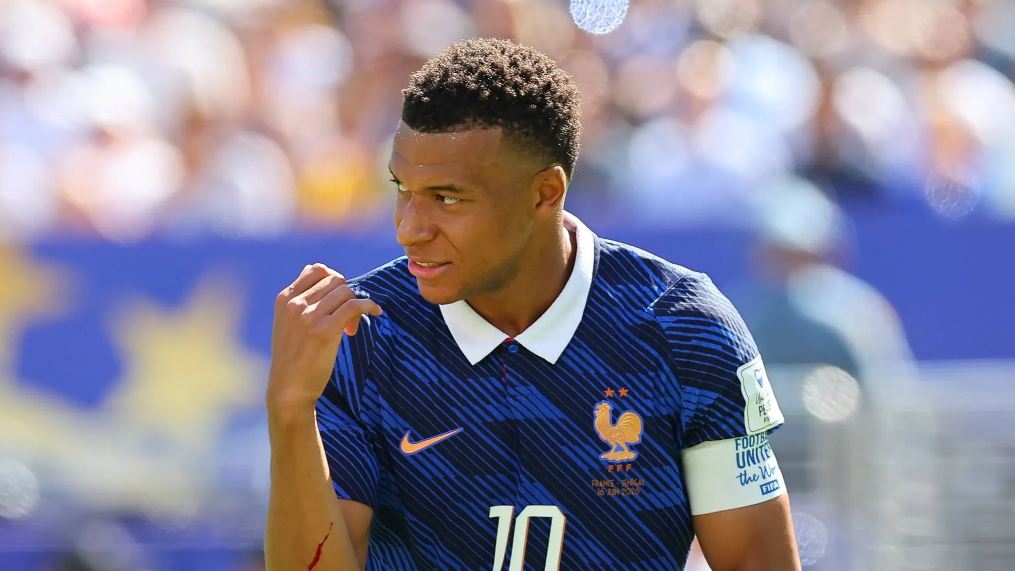 Polêmica, recorde e golaço: Mbappé entra para a história do futebol francês na vitória sobre o Senegal