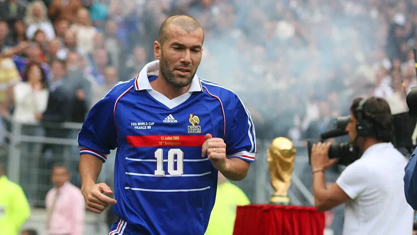 ‘Nós o colocamos na mesa junto a Platini e Zidane, mas ele não está nem na cozinha’