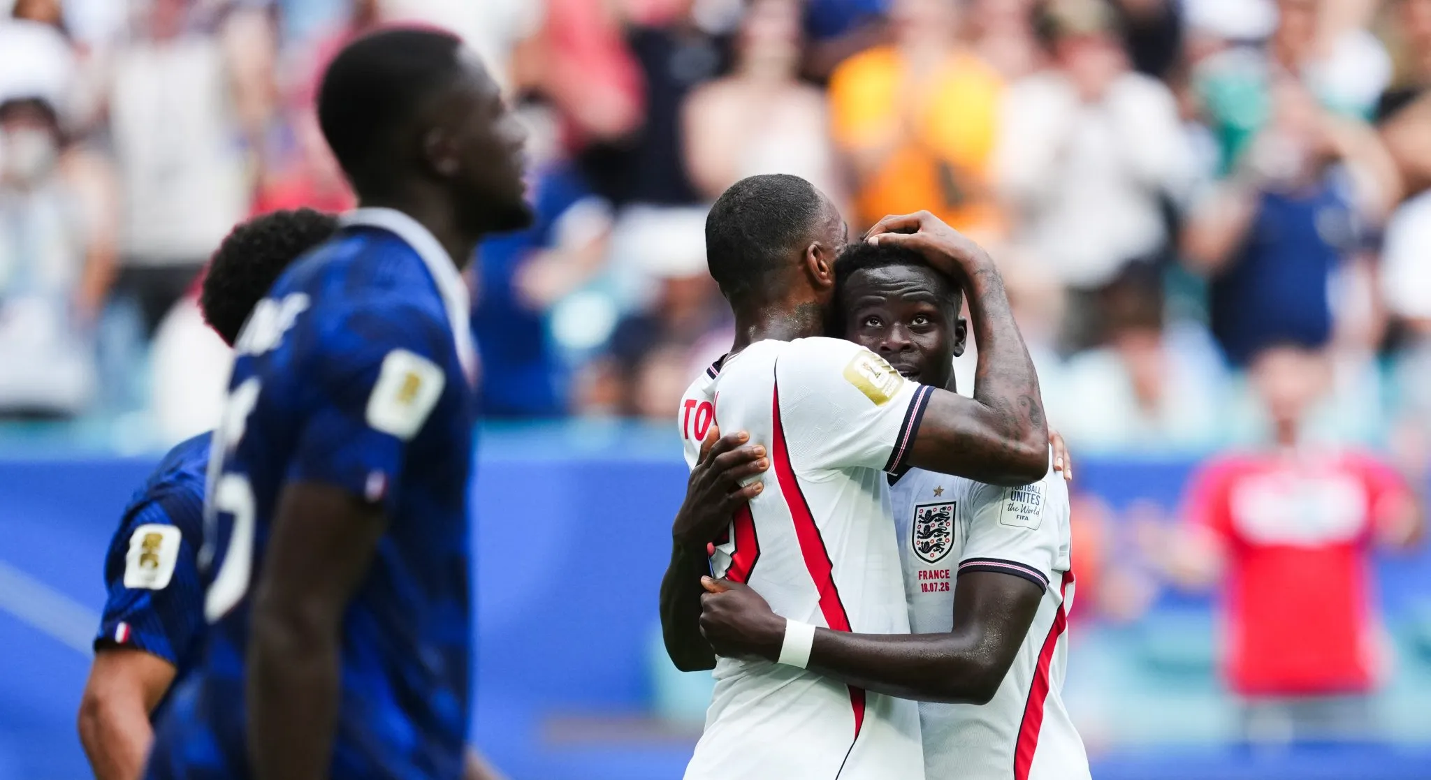Inglaterra aproveita desinteresse da França, mas recorde de Mbappé ‘honra’ despedida de Deschamps