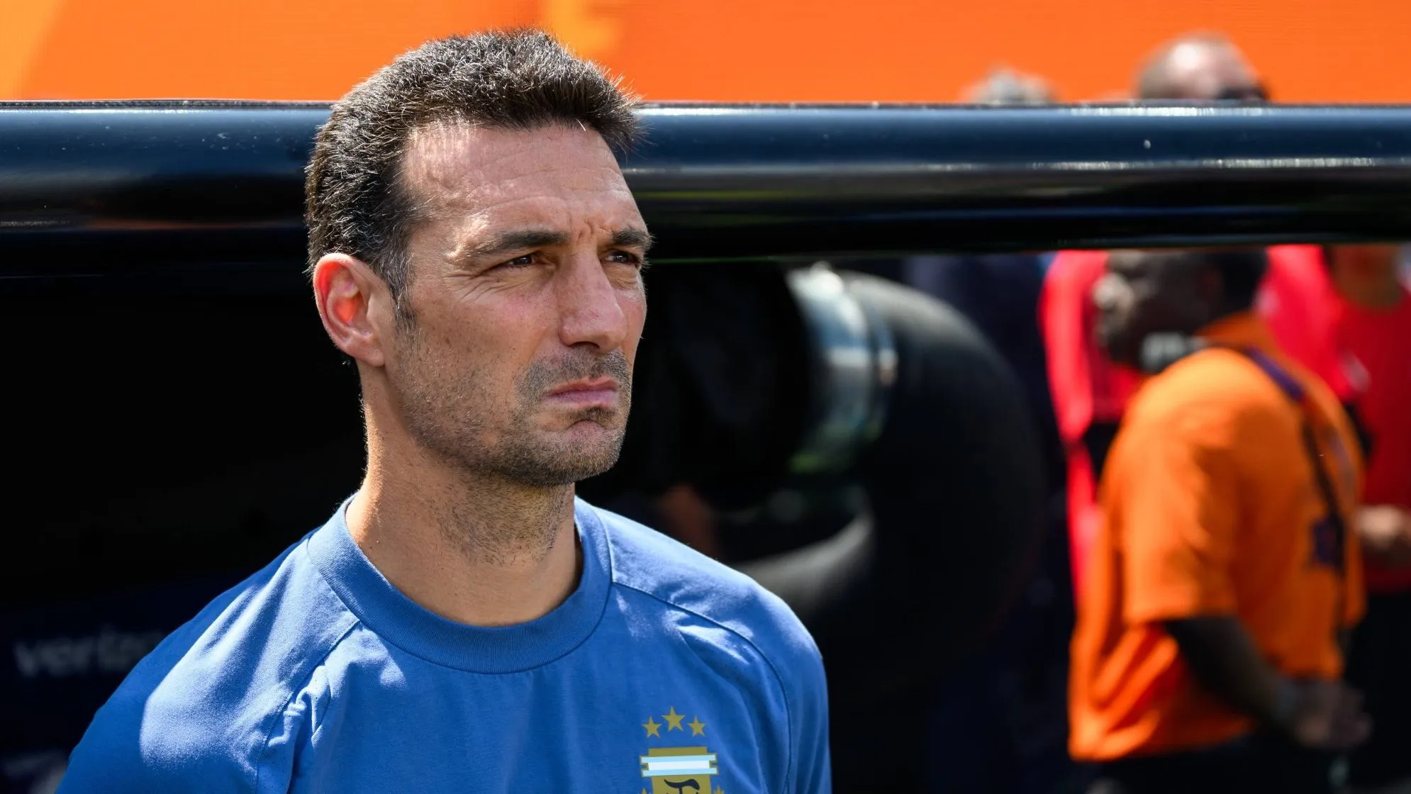 Orgulho, choro e futuro: Scaloni evita promessa de permanência e emociona ao falar da Argentina